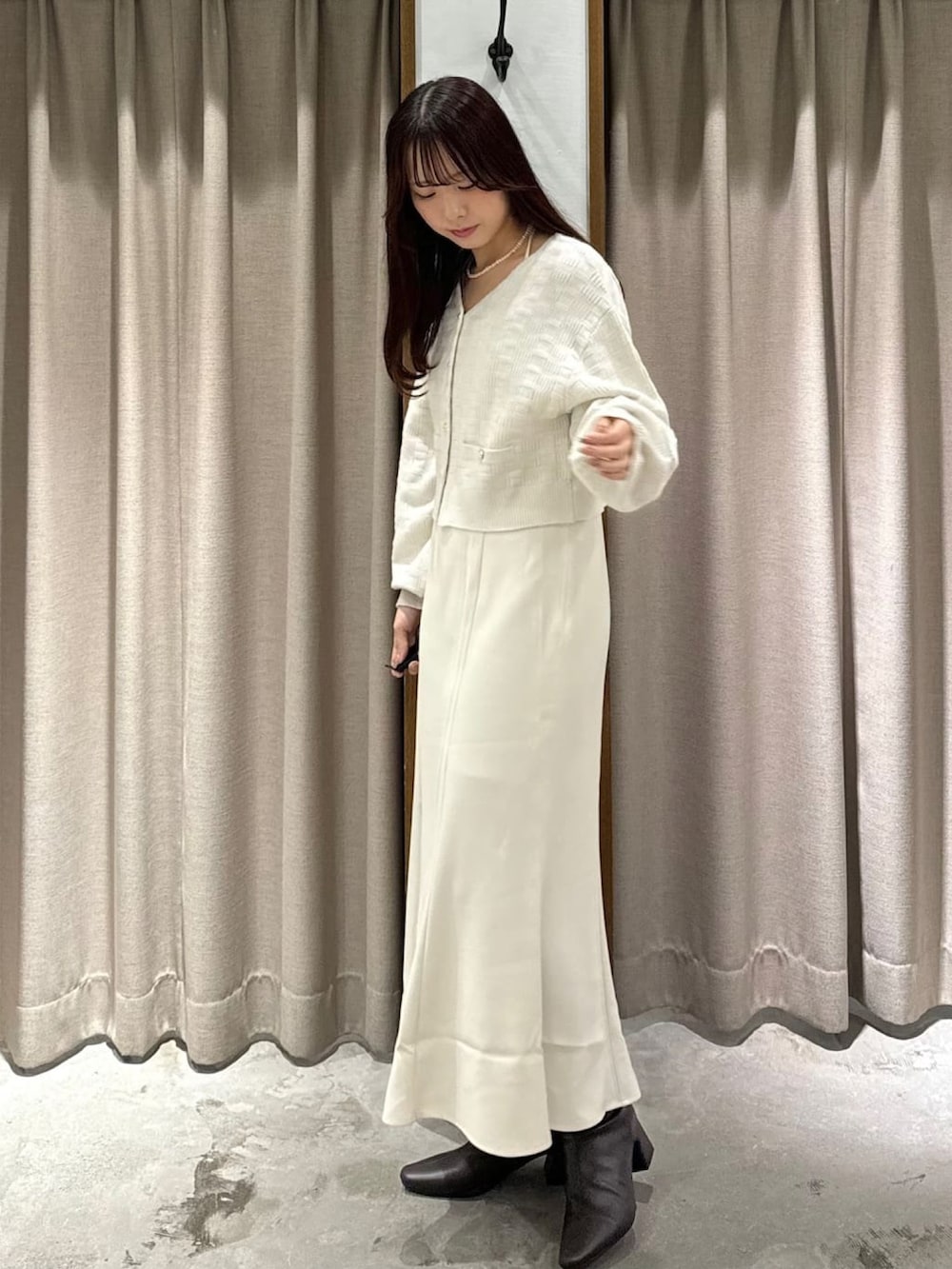 ホワイト系のワンピースを着用したレディースの秋コーディネートの2枚目の写真