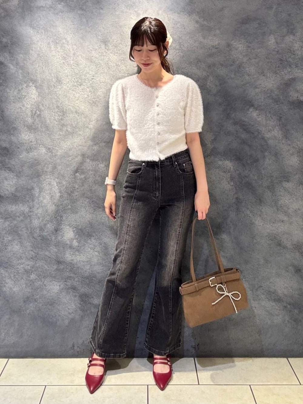 ホワイト系のカーディガン/ボレロ、グレー系のデニムパンツ、レッド系のパンプスを着用したレディースの秋コーディネートの2枚目の写真