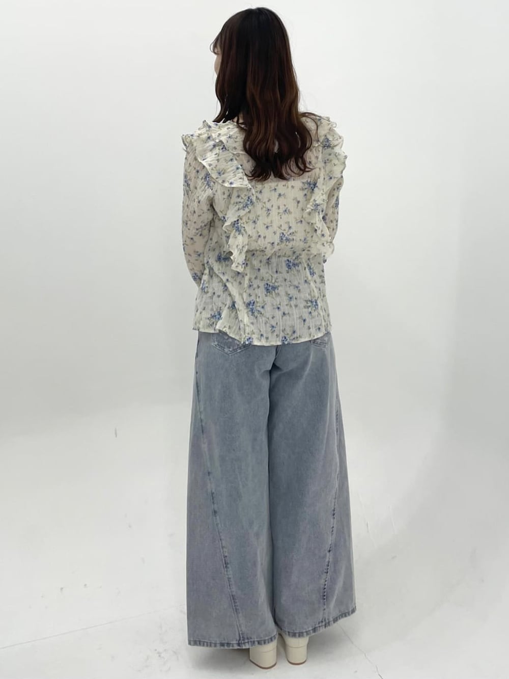 ホワイト系のシャツ/ブラウス、ブルー系のデニムパンツ、イエロー系のショルダーバッグを着用したレディースの春コーディネートの3枚目の写真