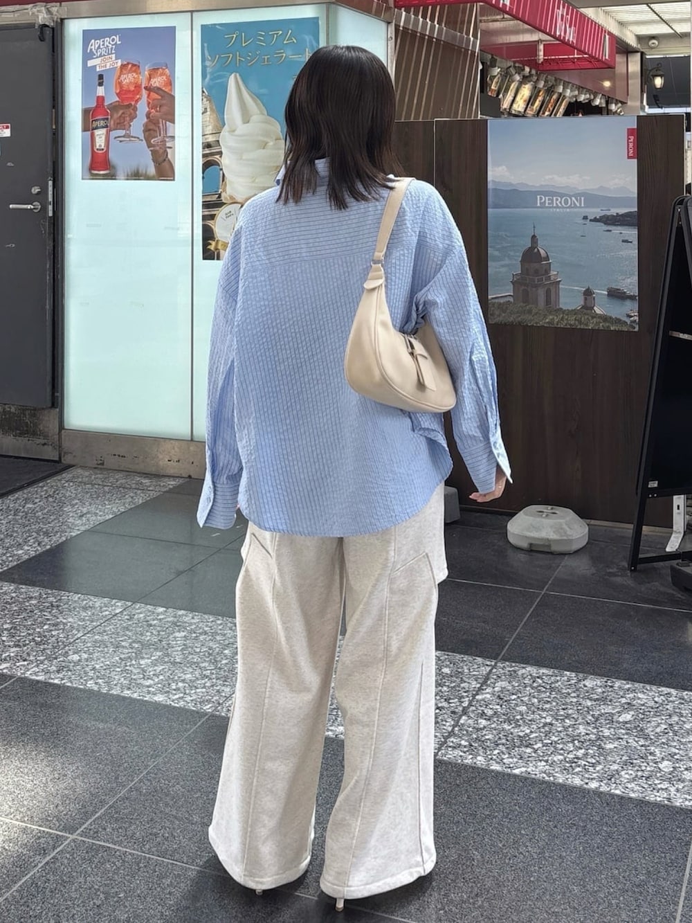 「アルシーヴ(archives)、アルシーヴ、archives、春めき満開コーデ、シャツスタイル、シャツ、スウェット、スウェットパンツ、スウェットコーデ、シャツ×スウェット、肌見せ、春色、春服コーデ、ラフコーデ、大人コーデ」｜「archivesの’ウエストタック２ｗａｙシャツ’（シャツ/ブラウス、ブルー系）」を使った、archivesさん（骨格ストレート・レディース・157cm）の春コーディネートの3枚目の写真