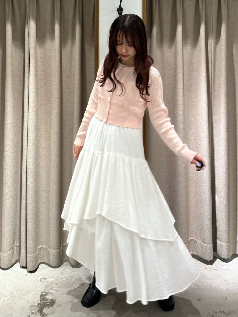 ピンク系のカーディガン/ボレロを着用したレディースの春コーディネートの2枚目の写真