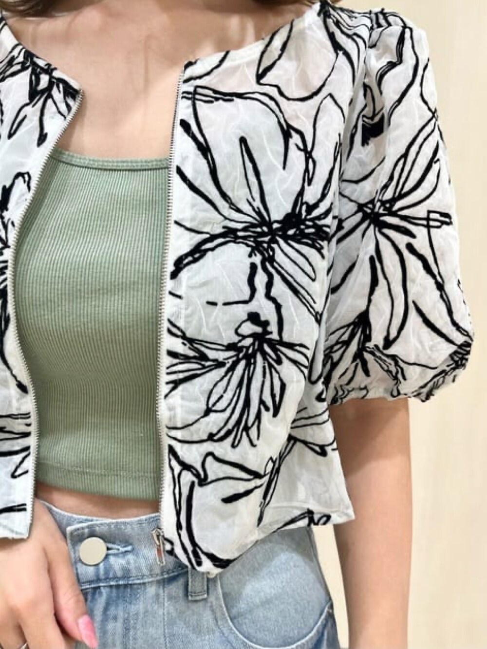 ホワイト系のシャツ/ブラウス、グリーン系のキャミソール、ブルー系のデニムパンツを着用したレディースの夏コーディネートの3枚目の写真