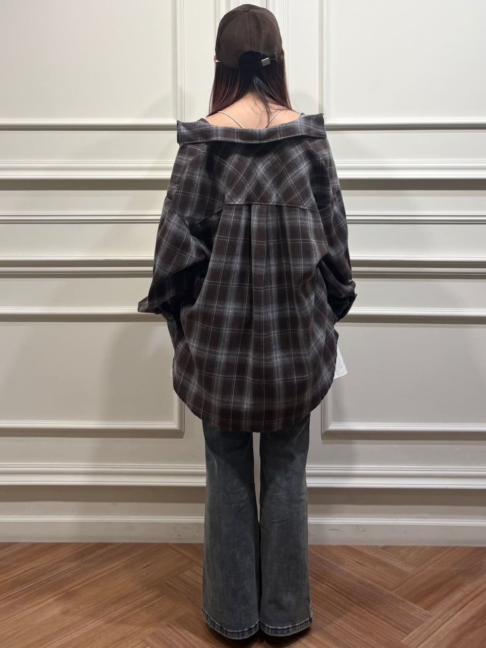 ブラウン系のシャツ/ブラウス、ブルー系のデニムパンツ、ホワイト系のチュニックを着用したレディースの秋コーディネートの3枚目の写真