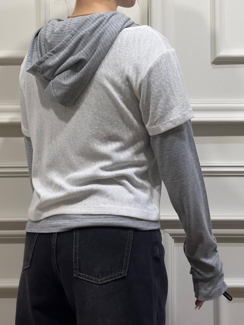 ホワイト系のTシャツ/カットソー、ブラック系のデニムパンツ、ブラック系のボストンバッグを着用したレディースの秋コーディネートの3枚目の写真