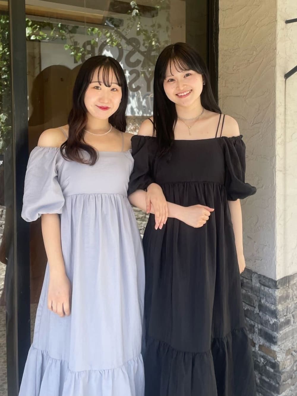 グレー系のワンピース、グレー系のサンダル、ホワイト系のサンダルを着用したレディースの夏コーディネートの2枚目の写真