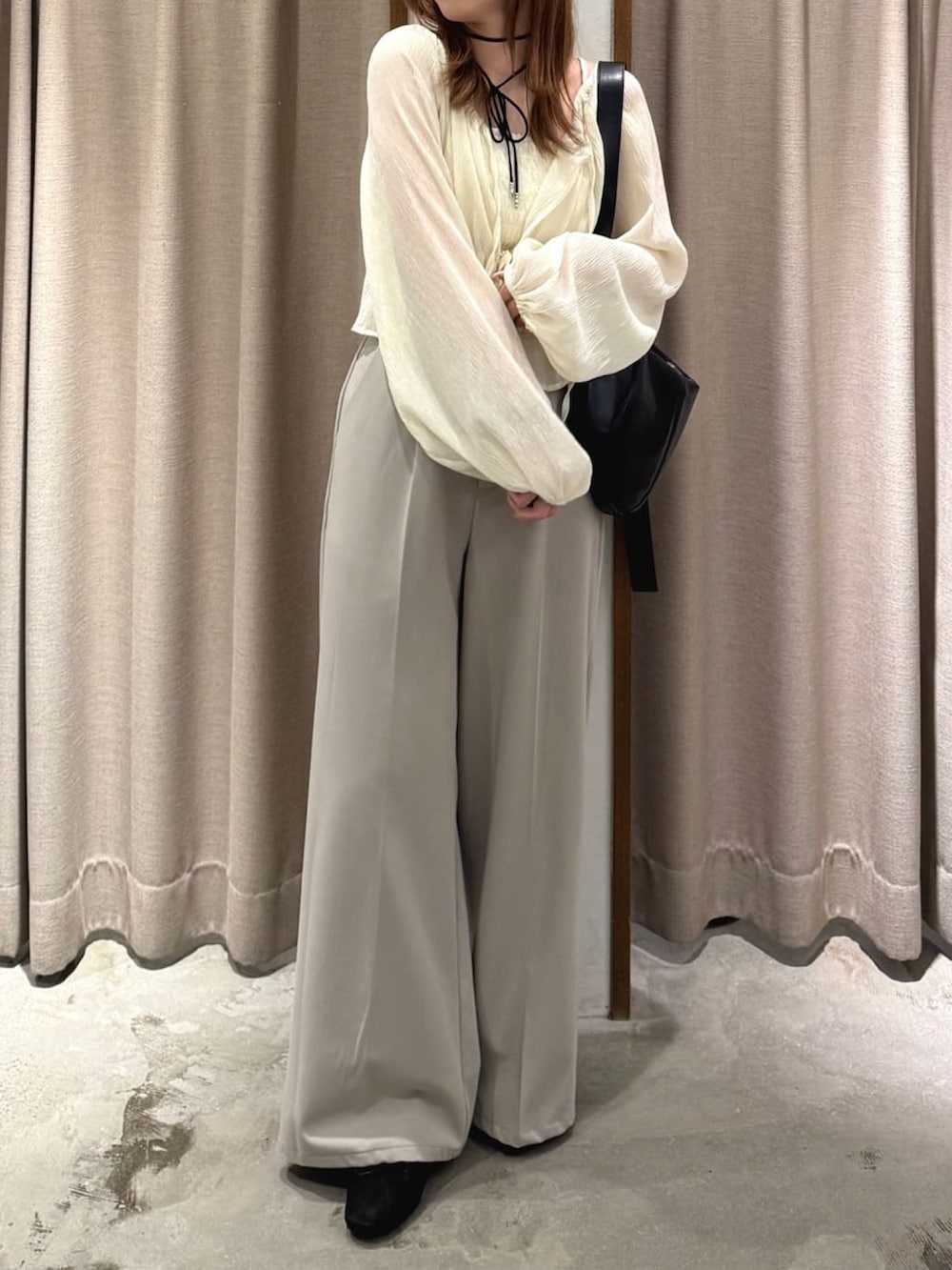 「春めき満開コーデ、アルシーヴ(archives)、アルシーヴ、archives、春ブラウス、アンサンブル、スラックス、アイボリー、大人かわいい、春カラー、オトナカジュアル、シンプルスタイル、ブラウスコーデ」｜「archivesの花柄アソート楊柳ブラウスアンサンブル（シャツ/ブラウス、ホワイト系）」を使った、archivesさん（骨格ウェーブ・レディース・152cm）の春コーディネートの2枚目の写真