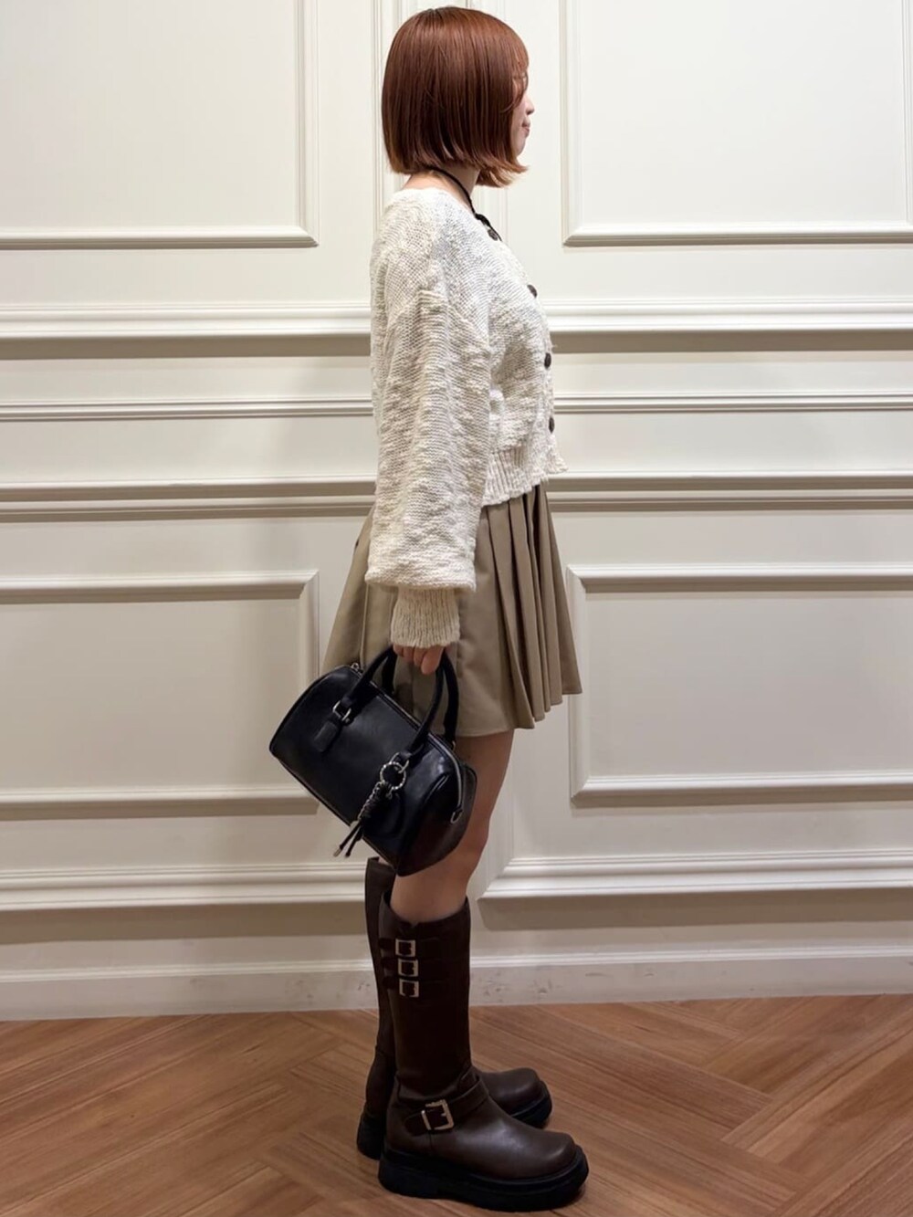 ホワイト系のカーディガン/ボレロを着用したレディースの冬コーディネートの2枚目の写真