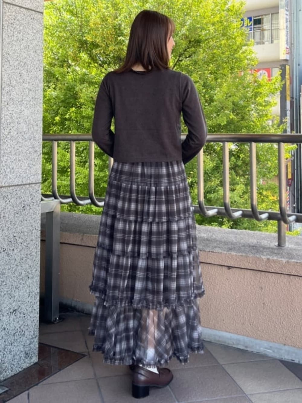 グレー系のカーディガン/ボレロ、ブラウン系のスニーカー、ブラウン系のスカートを着用したレディースの秋コーディネートの3枚目の写真