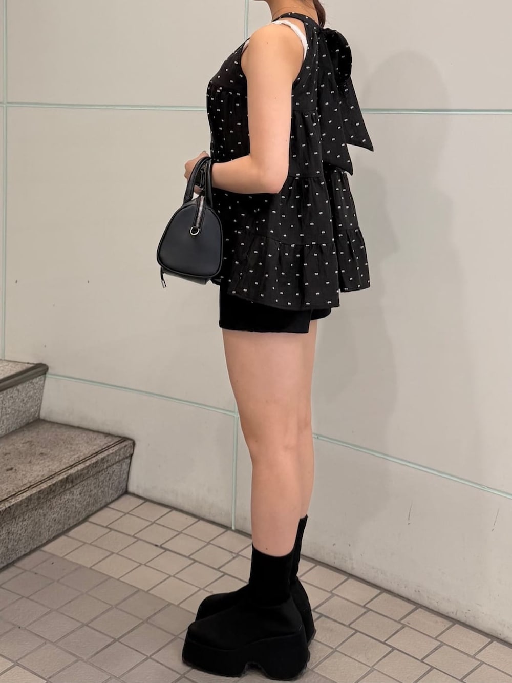 ブラック系のシャツ/ブラウス、ブラック系のその他パンツ、ブラック系のボストンバッグを着用したレディースの夏コーディネートの2枚目の写真