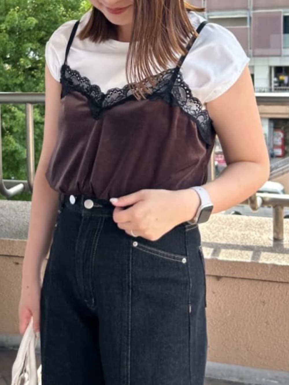 ブラウン系のTシャツ/カットソー、ホワイト系のショルダーバッグ、ブラック系のデニムパンツを着用したレディースの夏コーディネートの2枚目の写真