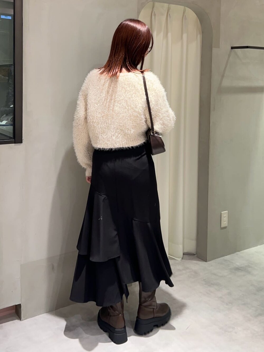 「クリスマスに着たい服、クリスマスコーデ、お出かけコーデ、デートコーデ、シャギーニット、ニットコーデ、ティアードスカート、スカートスタイル、ショートブーツ、綺麗めコーデ、アルシーヴ(archives)、archivesスカート」｜「archivesのラメフェザークロップドニット（ニット/セーター、ホワイト系）」を使った、archivesさん（レディース・162cm）の冬コーディネートの2枚目の写真