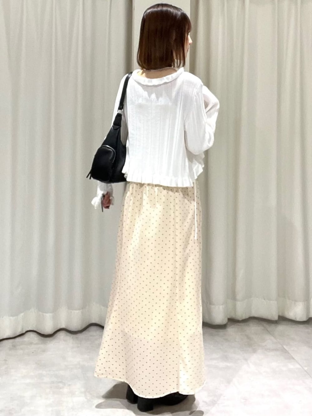 ホワイト系のカーディガン/ボレロ、ホワイト系のワンピースを着用したレディースの春コーディネートの3枚目の写真