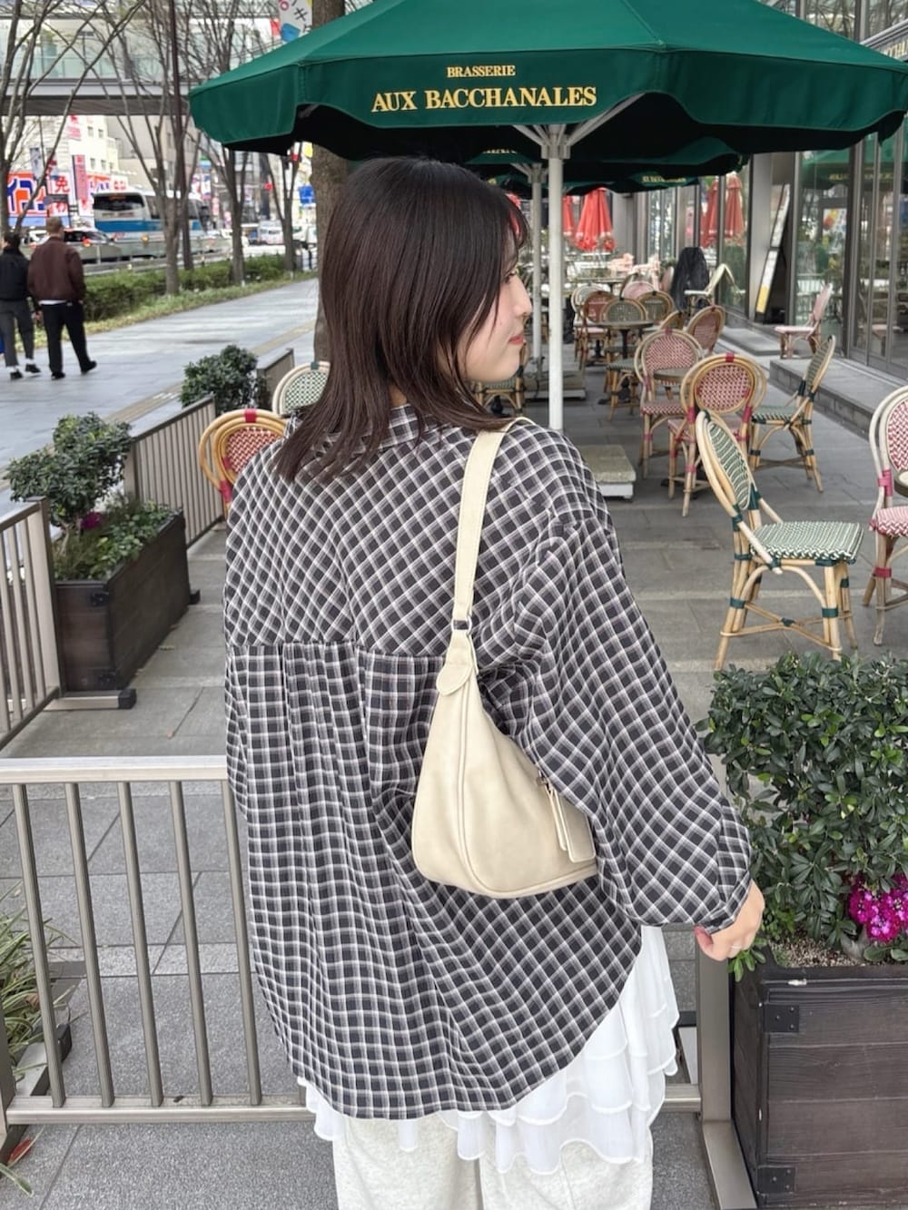 「アルシーヴ(archives)、アルシーヴ、archives、春めき満開コーデ、チェック、ゆるコーデ、チェックシャツ、シャツコーデ、羽織り、レイヤードスタイル、キャミワンピ、ミニキャミワンピ、春服コーデ、カジュアル」｜「archivesのフリルティアードミニキャミワンピース（ワンピース、ホワイト系）」を使った、archivesさん（骨格ストレート・レディース・157cm）の春コーディネートの2枚目の写真