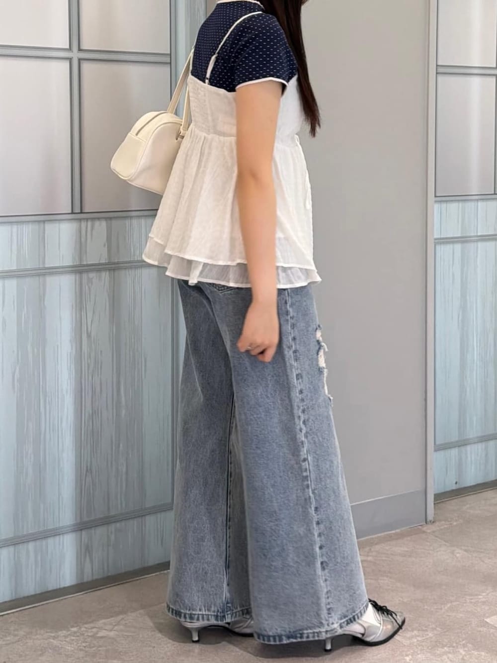 ホワイト系のシャツ/ブラウス、ブルー系のTシャツ/カットソー、ブルー系のデニムパンツを着用したレディースの春コーディネートの3枚目の写真