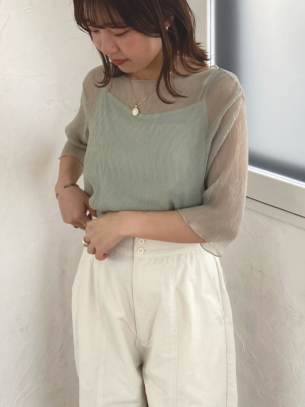 ホワイト系のカーゴパンツ、ホワイト系のサンダルを着用したレディースの春コーディネートの4枚目の写真