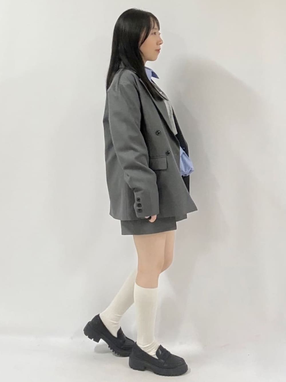 グレー系のその他パンツ、グレー系のアンサンブル、グレー系のテーラードジャケットを着用したレディースの秋コーディネートの3枚目の写真