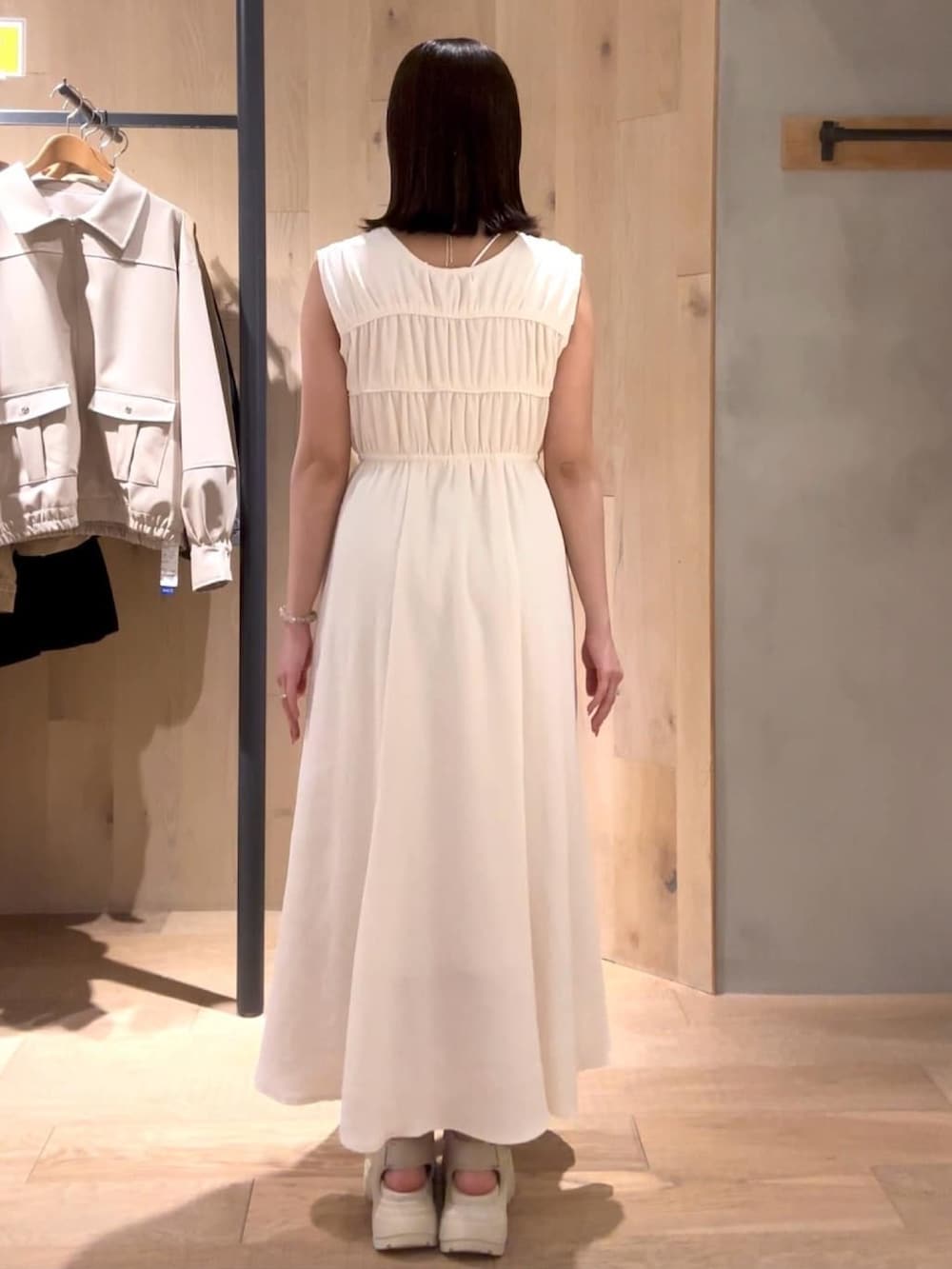 「夏コーデ、オトナカジュアル、ラクチンコーデ、キレイめカジュアル、休日スタイル、ootd、厚底サンダル、ワンピース、２ＷＡＹ、パイピング、ノースリーブ、ノースリーブワンピース、アルシーヴ(archives)、アルシーヴ、archives」｜「archivesの２ｗａｙパイピングギャザーノースリワンピース（ワンピース、ホワイト系）」を使った、archivesさん（骨格ストレート・レディース・158cm）の夏コーディネートの3枚目の写真