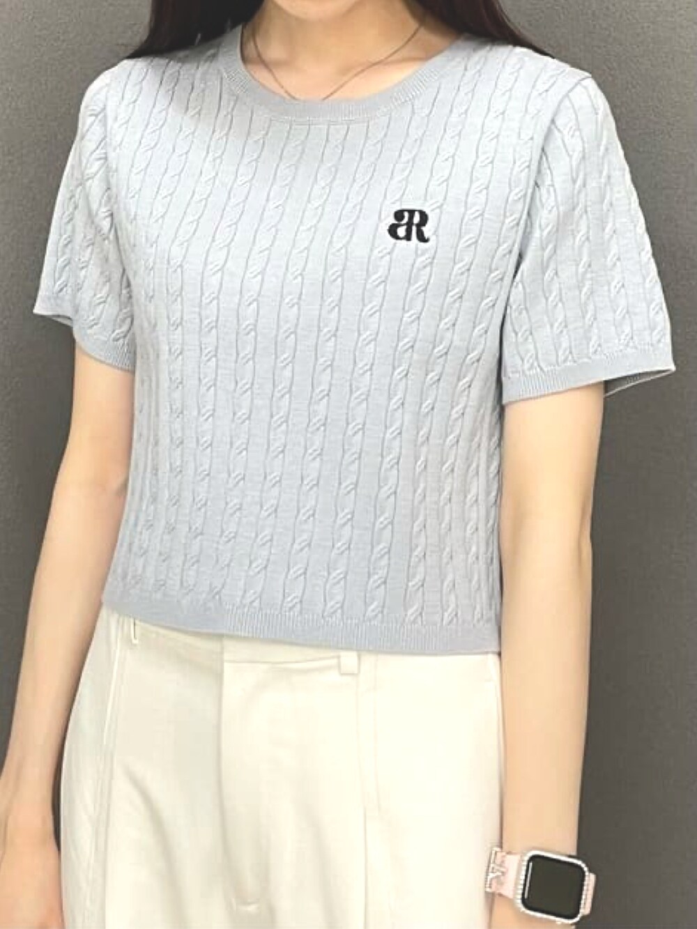 グレー系のニット/セーター、ホワイト系のその他パンツを着用したレディースの春コーディネートの2枚目の写真