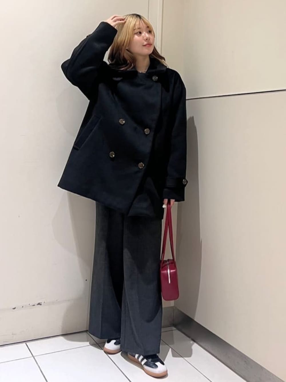 「冬コーデ、クリスマスに着たい服、マイベストコーデ2024、赤、ニット、ロゴニット、ウールコート、スラックスパンツ、きれいめカジュアル、スクエアバッグ、休日スタイル、テーマパークコーデ、アルシーヴ(archives)」｜「archivesの畦編みロゴＪＱニット（ニット/セーター、オレンジ系）」を使った、archivesさん（レディース・159cm）の冬コーディネートの2枚目の写真
