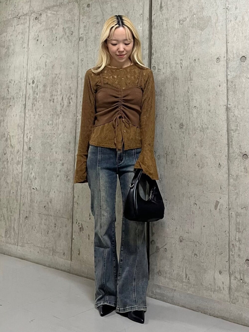 ブラウン系のTシャツ/カットソー、ブルー系のデニムパンツを着用したレディースの秋コーディネートの3枚目の写真