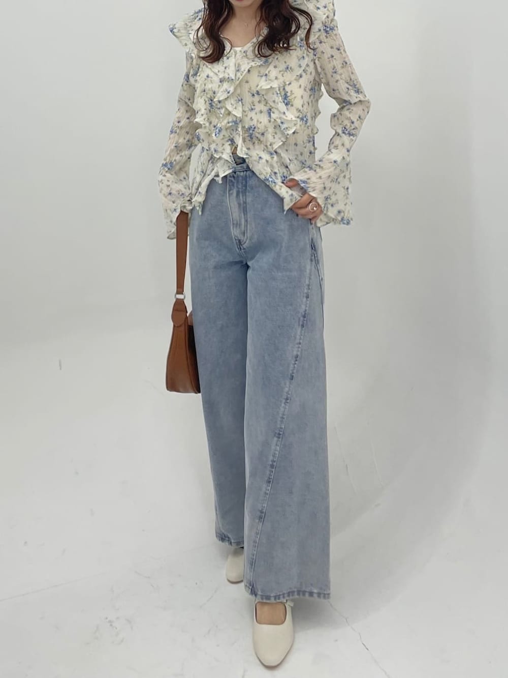 ホワイト系のシャツ/ブラウス、ブルー系のデニムパンツ、イエロー系のショルダーバッグを着用したレディースの春コーディネートの2枚目の写真