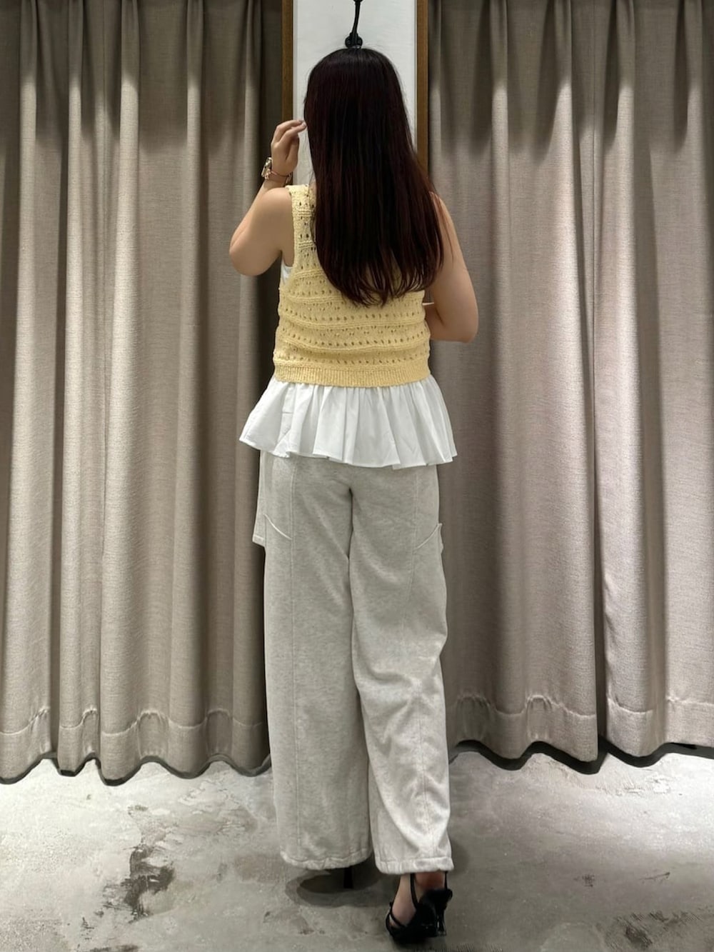 「スウェットパンツ、ニットベスト、キャミソール、チュニック、レイヤードスタイル、アルシーヴ(archives)、アルシーヴ、archives」｜「archivesの透かしスラブニットベストｘペプラムキャミＳＥＴ（アンサンブル、イエロー系）」を使った、archivesさん（骨格ウェーブ・レディース・158cm）の夏コーディネートの3枚目の写真