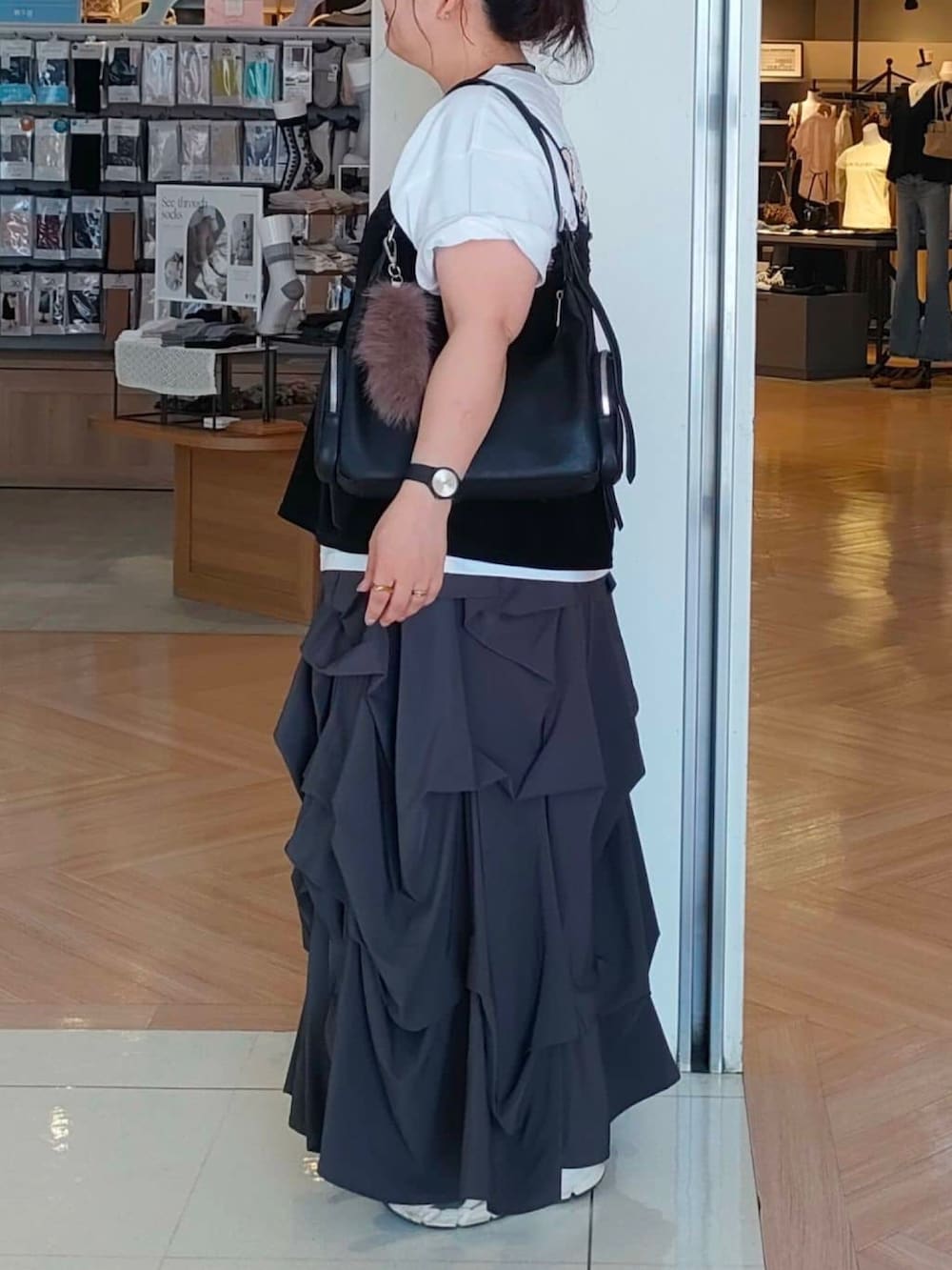 ホワイト系のTシャツ/カットソー、ブラック系のショルダーバッグ、ブラック系のTシャツ/カットソーを着用したレディースの夏コーディネートの2枚目の写真