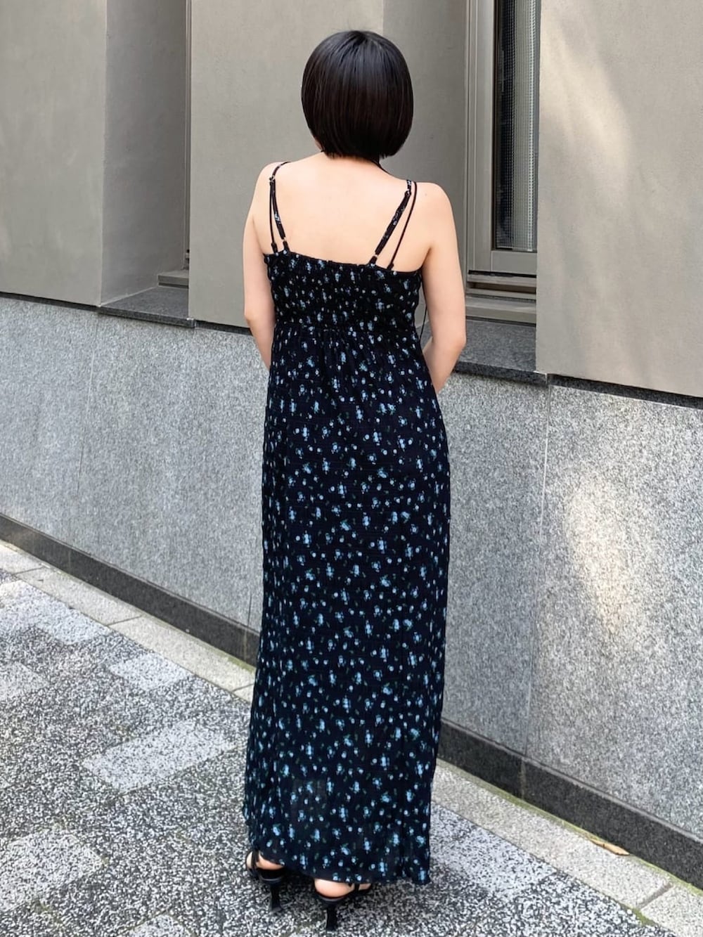 「アルシーヴ(archives)、アルシーヴ、archives、archivesワンピース、花柄、花柄ワンピース、花柄キャミワンピース、キャミワンピ、ワンピース、ワンピーススタイル、小花柄、夏コーデ、夏ワンピース、ロング丈、ブラック」｜「archivesの花柄フリルカットキャミワンピース（ワンピース、ブラック系）」を使った、archivesさん（骨格ストレート・レディース・155cm）の夏コーディネートの2枚目の写真