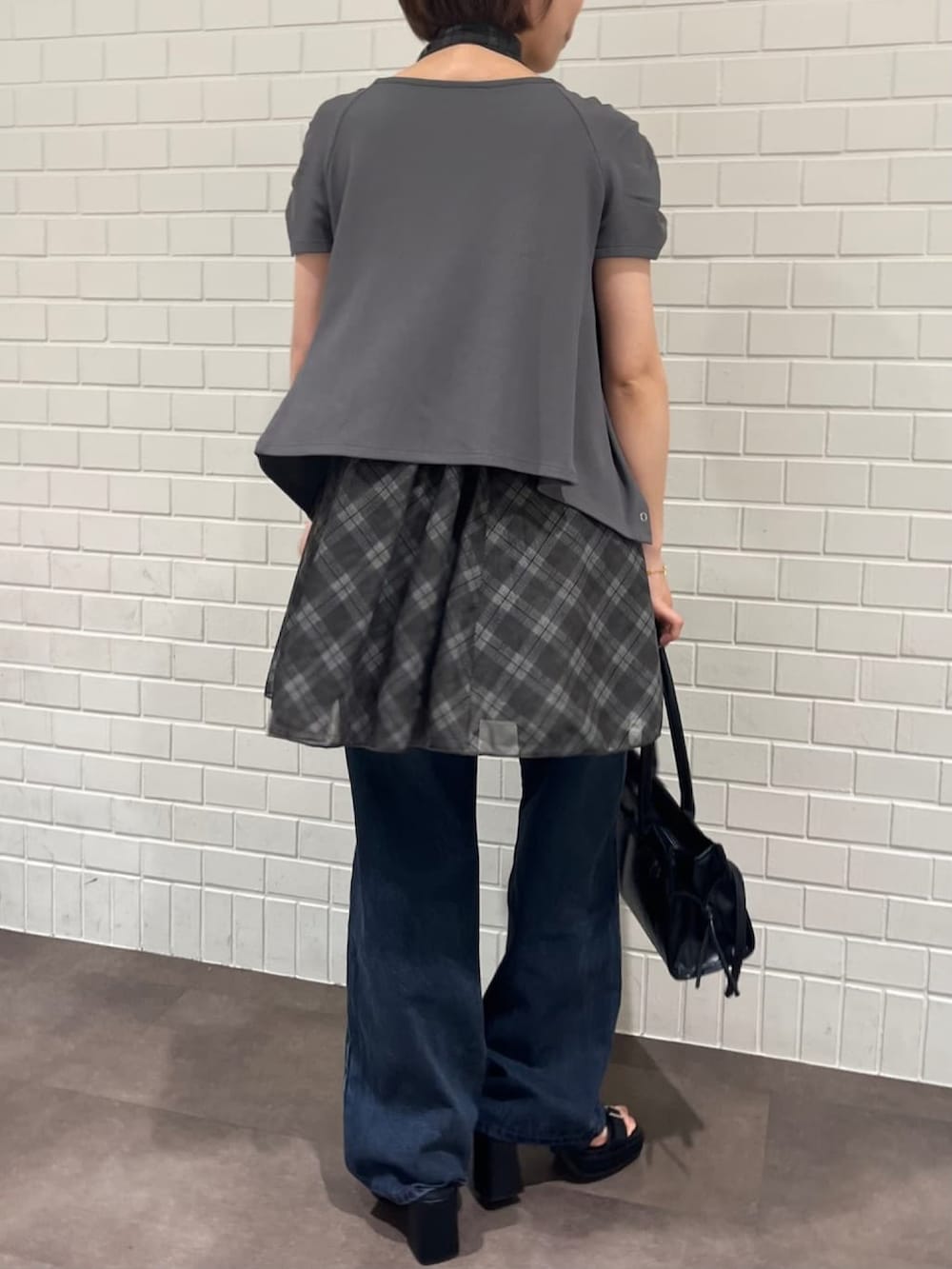 グレー系のTシャツ/カットソー、グレー系のワンピースを着用したレディースの夏コーディネートの3枚目の写真