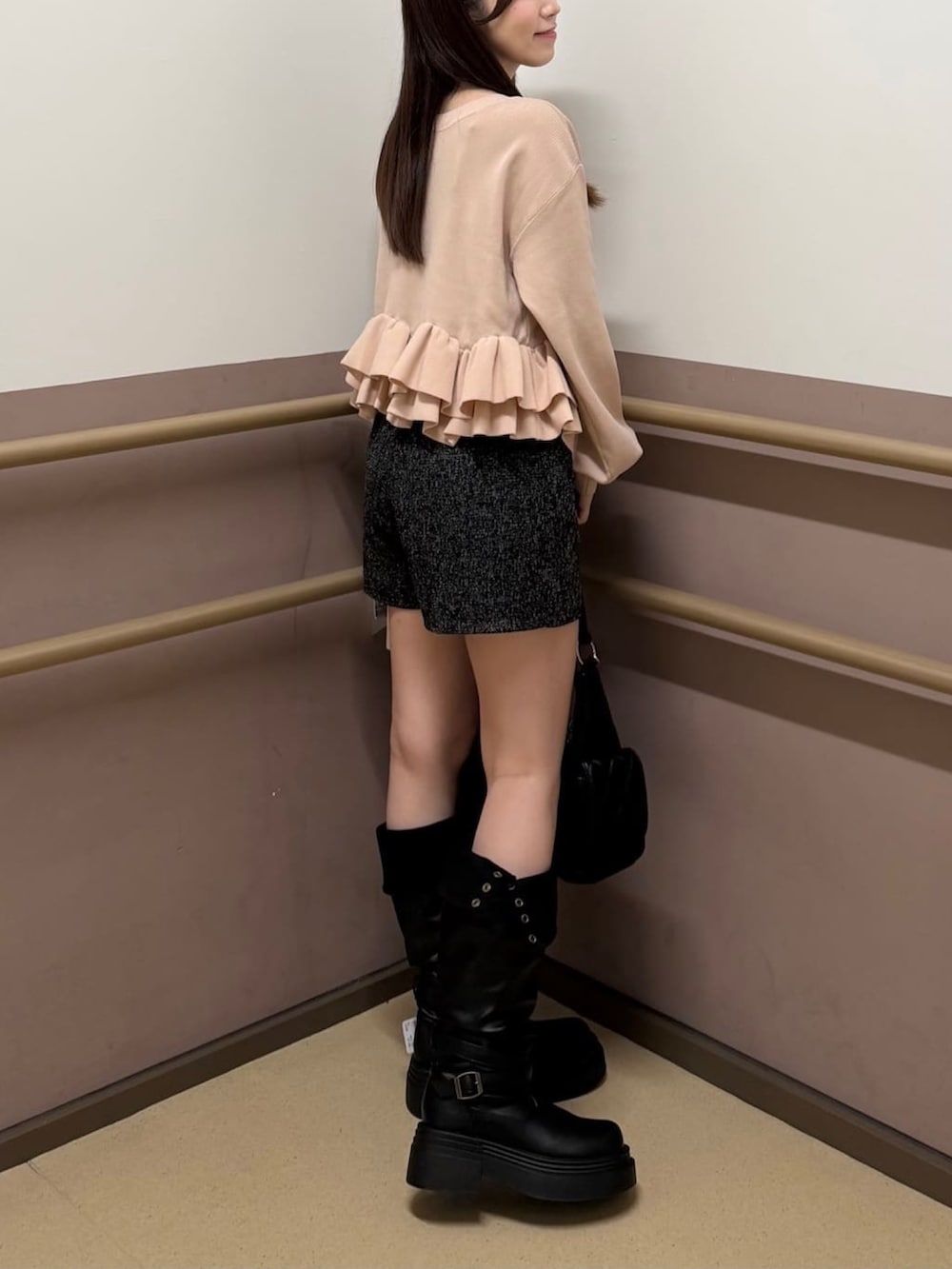 ピンク系のカーディガン/ボレロ、ブラック系のその他パンツ、ブラック系のブーツを着用したレディースの秋コーディネートの3枚目の写真