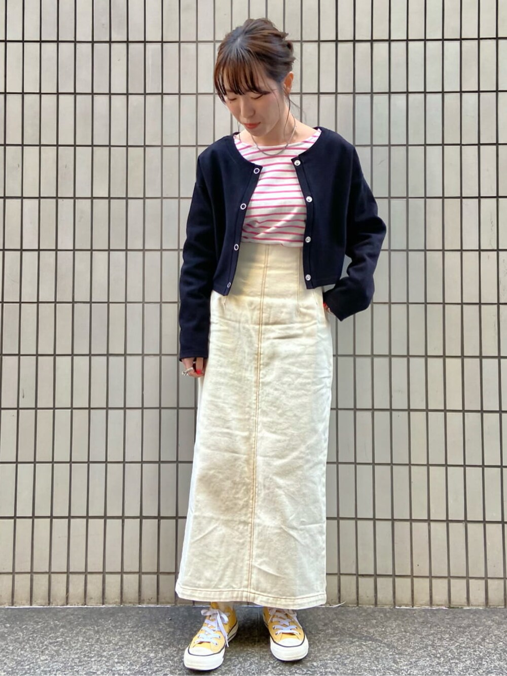 「archives、アルシーヴ(archives)、春服みてみて、春色、カジュアルコーデ、スニーカー、コンバース、converse、ボーダー、イエロー、ピンク」｜「archivesのテレコカーディガン（カーディガン/ボレロ、ブラック系）」を使った、archivesさん（レディース・158cm）の春コーディネートの3枚目の写真
