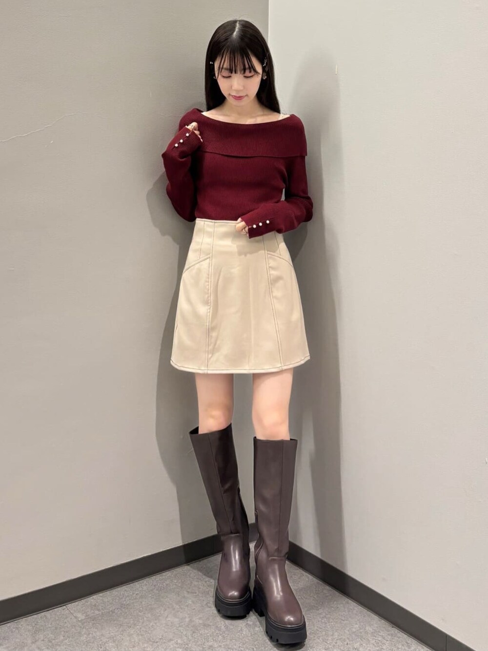 「冬コーデ、ホワイトコーデ、クリスマスに着たい服、マイベストコーデ2024、ウールコート、アウターコーデ、赤ニット、マフラーぐるぐる、チェック、チェックストール、アルシーヴ(archives)、archivesスカート、大人ガーリー」｜「archivesの厚底ロングブーツ（ブーツ、ブラウン系）」を使った、archivesさん（レディース・157cm）の冬コーディネートの3枚目の写真