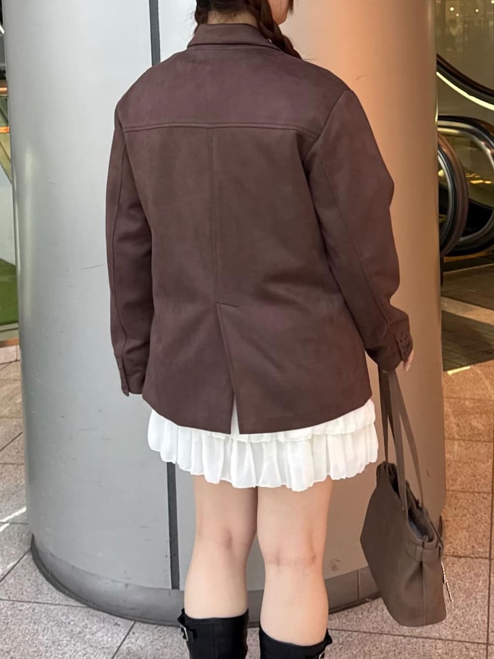 ブラウン系のテーラードジャケット、ブラウン系のショルダーバッグを着用したレディースの秋コーディネートの3枚目の写真