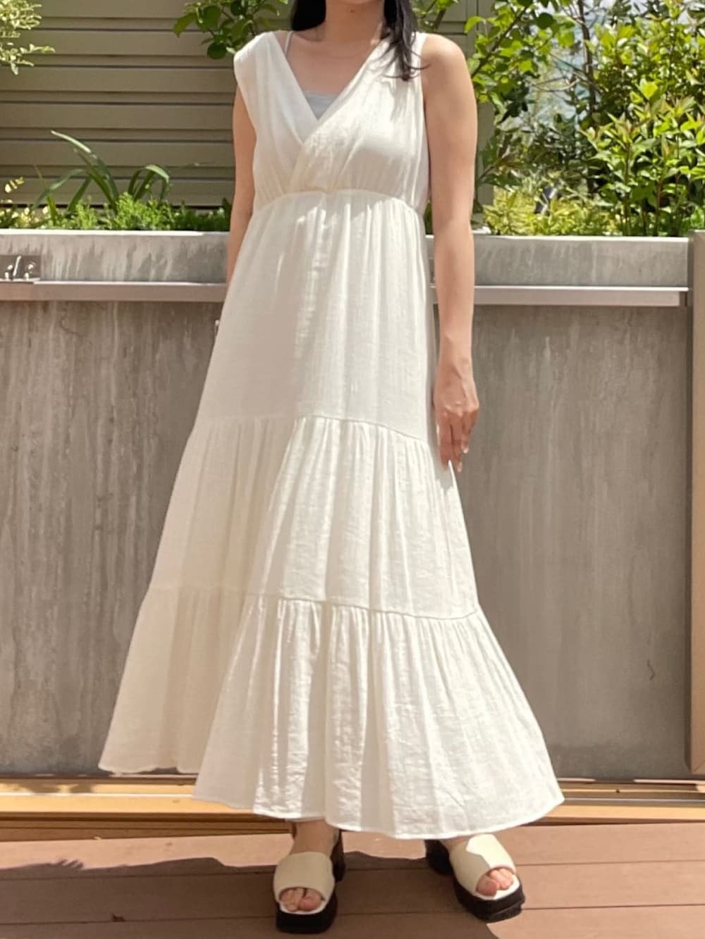 「夏コーデ、レイヤードスタイル、リラックススタイル、休日スタイル、雨の日コーデ、旅行コーデ、お出かけコーデ、カフェ、ノースリーブ、ノースリーブワンピース、ワンピーススタイル、アルシーヴ(archives)、archivesワンピース、ワンピースコーデ」｜「archivesの２ｗａｙカシュクールワンピース（ワンピース、ベージュ系）」を使った、archivesさん（レディース・158cm）の夏コーディネートの2枚目の写真