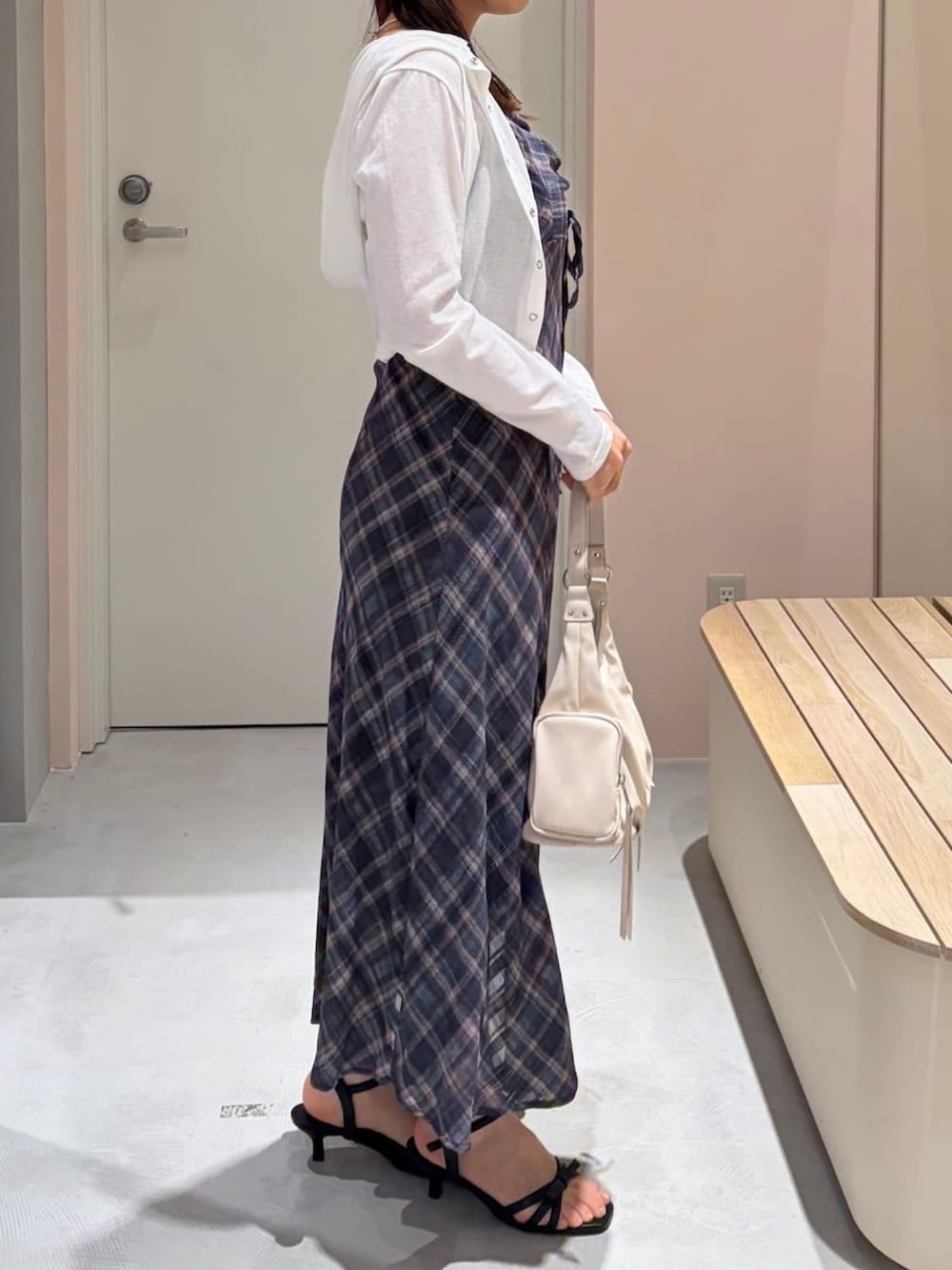 ブルー系のワンピース、ホワイト系のTシャツ/カットソー、ホワイト系のショルダーバッグを着用したレディースの夏コーディネートの2枚目の写真