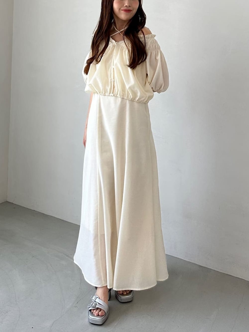 「アルシーヴ(archives)、アルシーヴ、archives、ワンピース、低身長、低身長コーデ、キャミワンピ、セットアイテム、夏コーデ、夏ルックで気分アップ」｜「archivesのマルチｗａｙオフショルブラウス×キャミワンピースＳＥＴ（ワンピース、ホワイト系）」を使った、archivesさん（骨格ナチュラル・レディース・148cm）の夏コーディネートの2枚目の写真