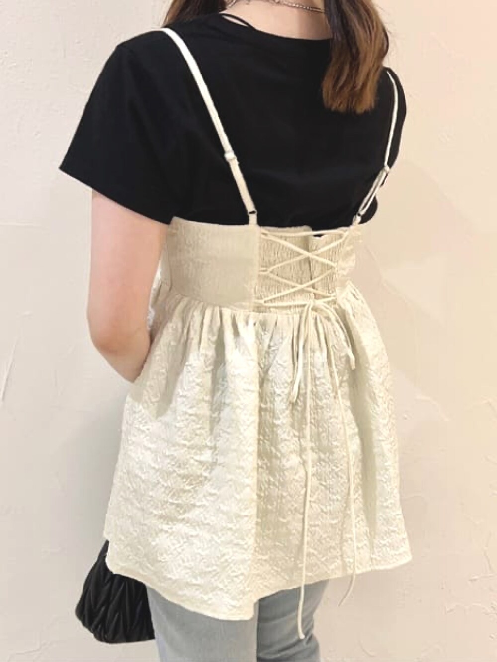 ブラック系のTシャツ/カットソー、ホワイト系のシャツ/ブラウス、ブルー系のデニムパンツを着用したレディースの夏コーディネートの4枚目の写真