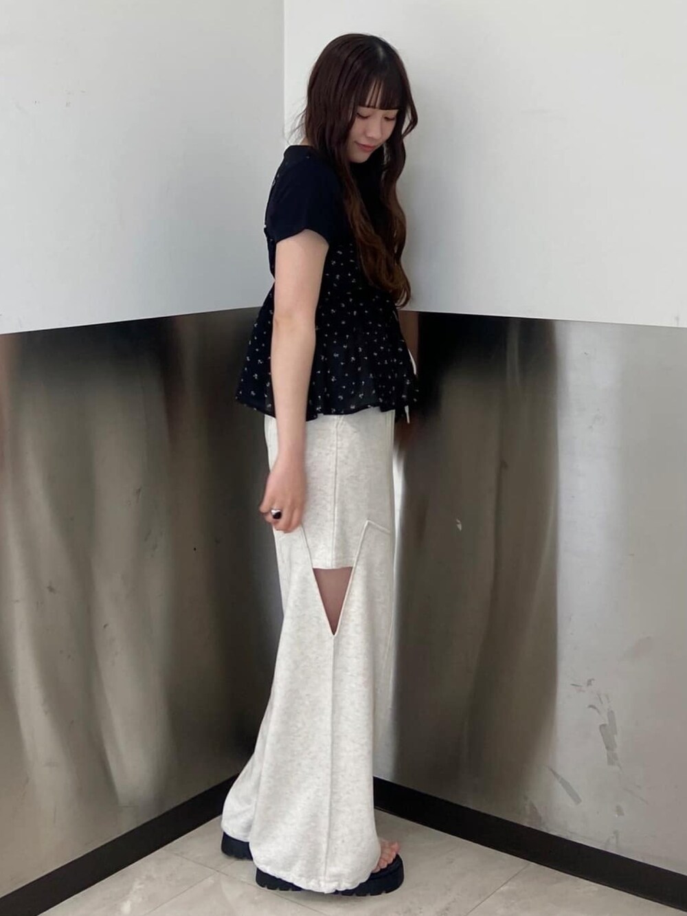 ブラック系のアンサンブル、ベージュ系のスウェットパンツを着用したレディースの夏コーディネートの2枚目の写真