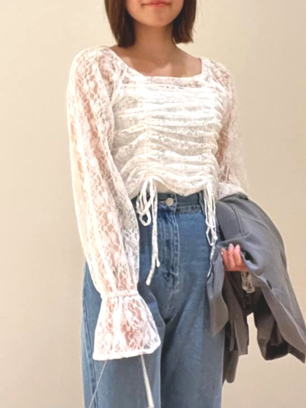 「アルシーヴ(archives)、テーラードジャケット、春コーデ、カジュアルコーデ、デニムパンツ、レーストップス、デザイントップス、オトナカジュアル」｜「archivesの【ＳＥＴＵＰ対応】ウエストベルトテーラードジャケット（テーラードジャケット、グレー系）」を使った、archivesさん（レディース・161cm）の春コーディネートの3枚目の写真
