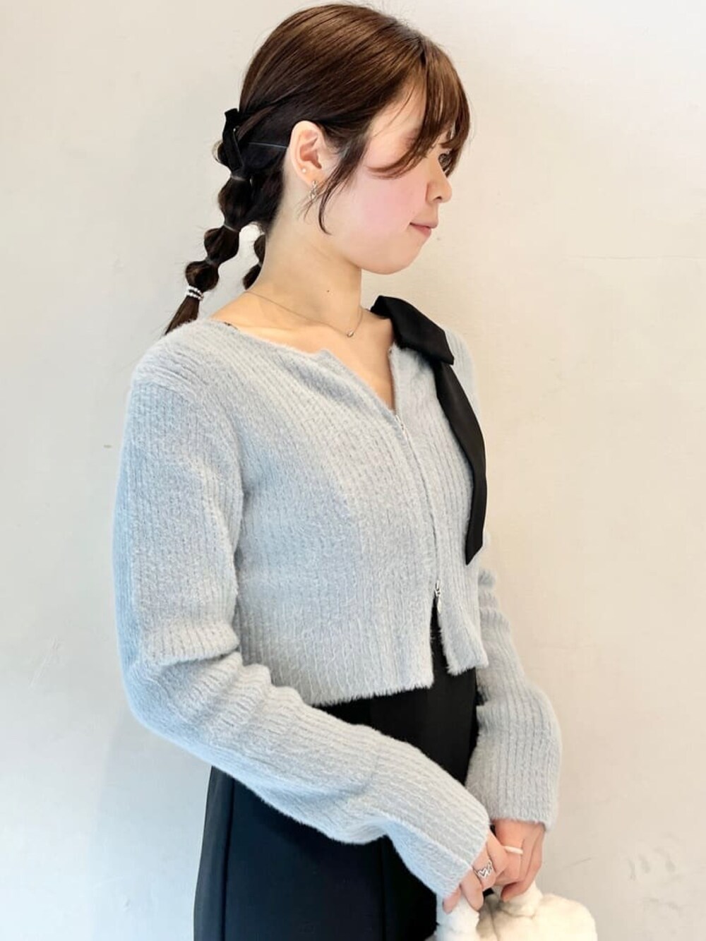 「オトナ女子、おでかけコーデ、休日スタイル、オトナカワイイ、ジップニット、フェザーニット、ワンピース、レイヤードスタイル、冬コーデ、キルティング、マイベストコーデ2024、アルシーヴ(archives)、archivesワンピース」｜「archivesのフェザーＷジップリブニット（ニット/セーター、ブルー系）」を使った、archivesさん（レディース・162cm）の冬コーディネートの3枚目の写真