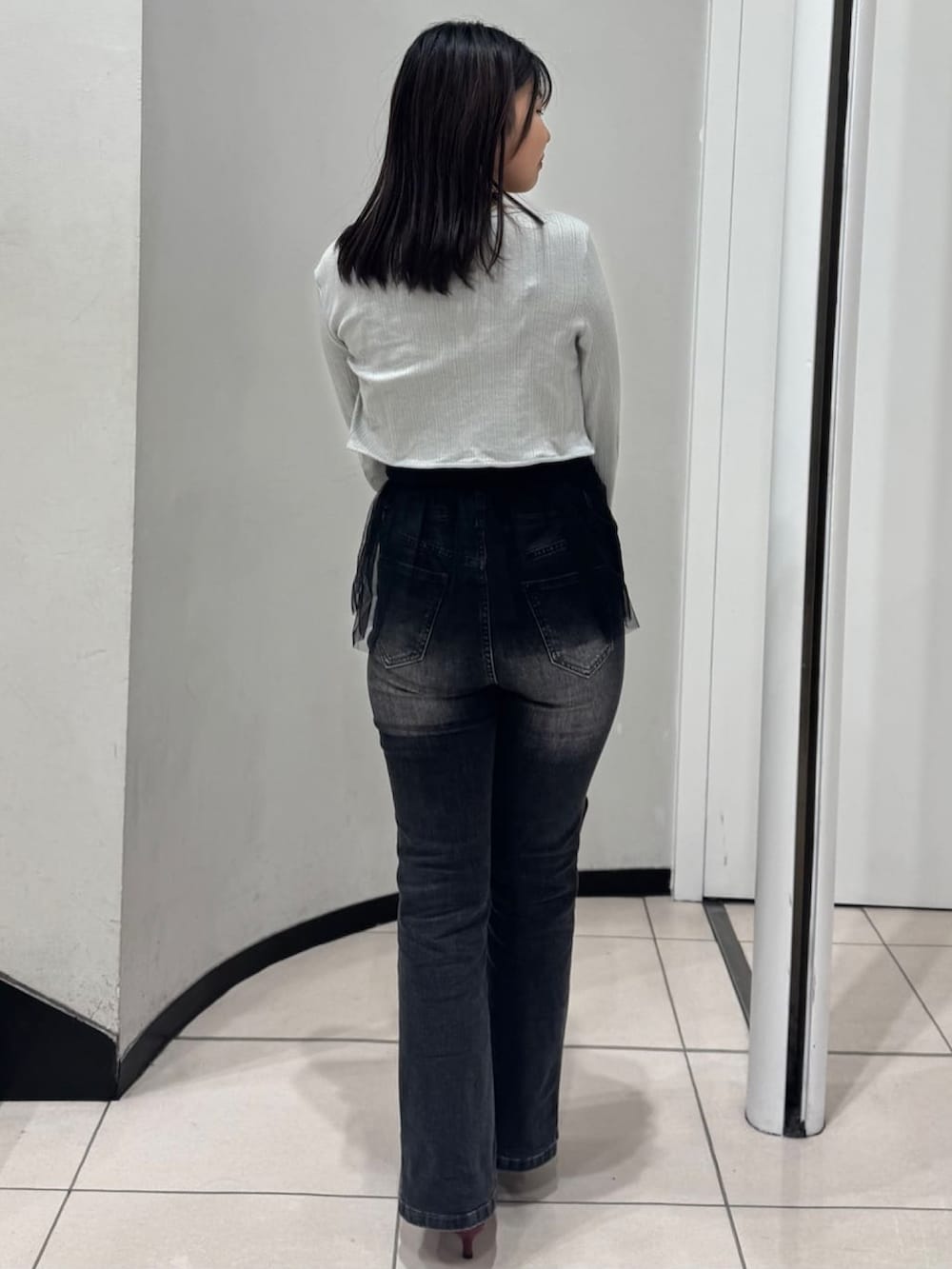 グレー系のアンサンブル、グレー系のデニムパンツ、レッド系のパンプスを着用したレディースの夏コーディネートの3枚目の写真