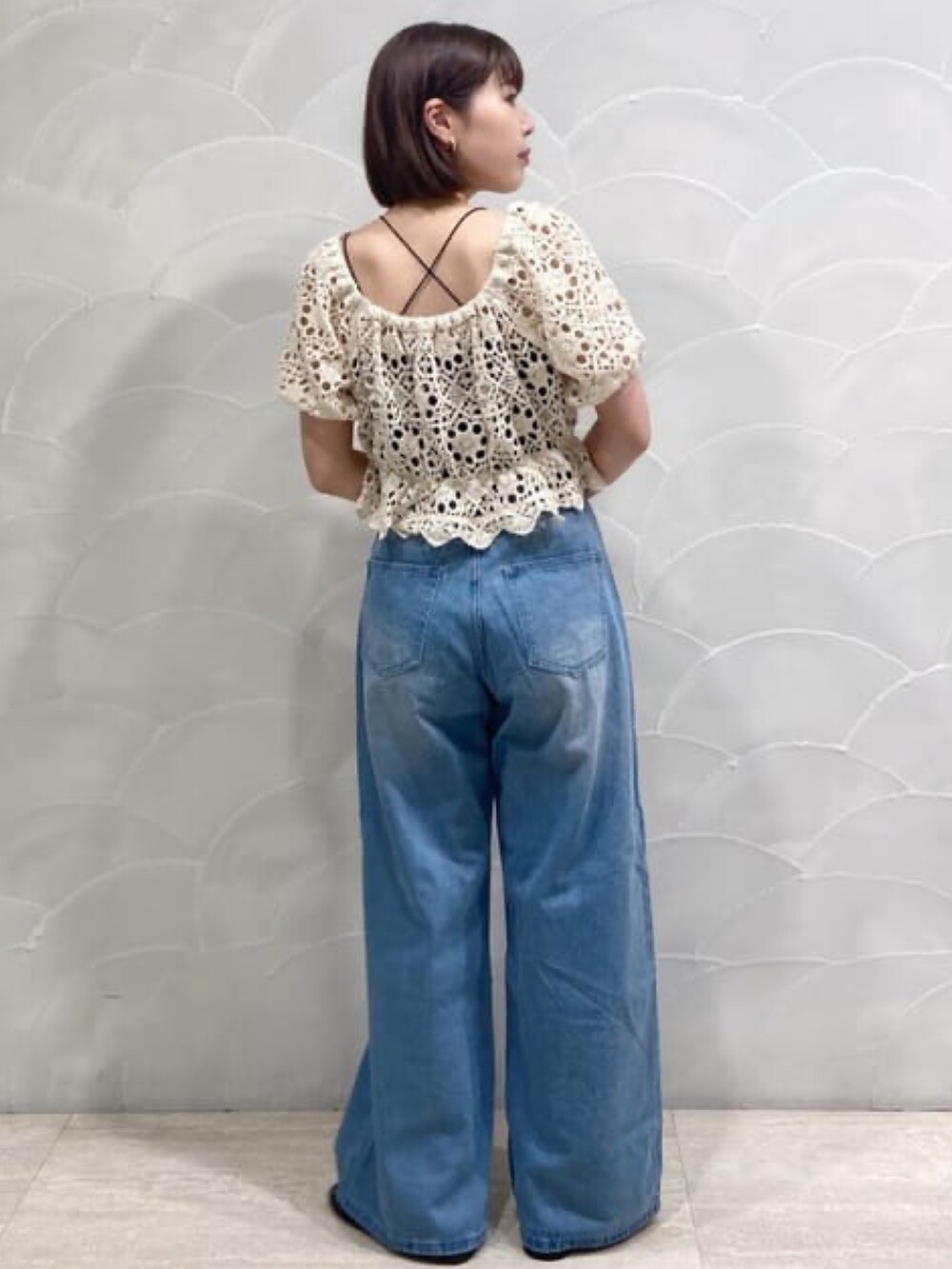 ホワイト系のシャツ/ブラウス、ブルー系のデニムパンツを着用したレディースの夏コーディネートの3枚目の写真