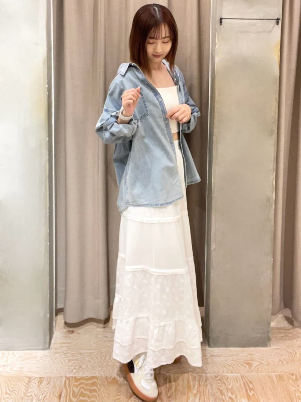 ブルー系のシャツ/ブラウス、ホワイト系のスカート、ホワイト系のキャミソールを着用したレディースの春コーディネートの2枚目の写真