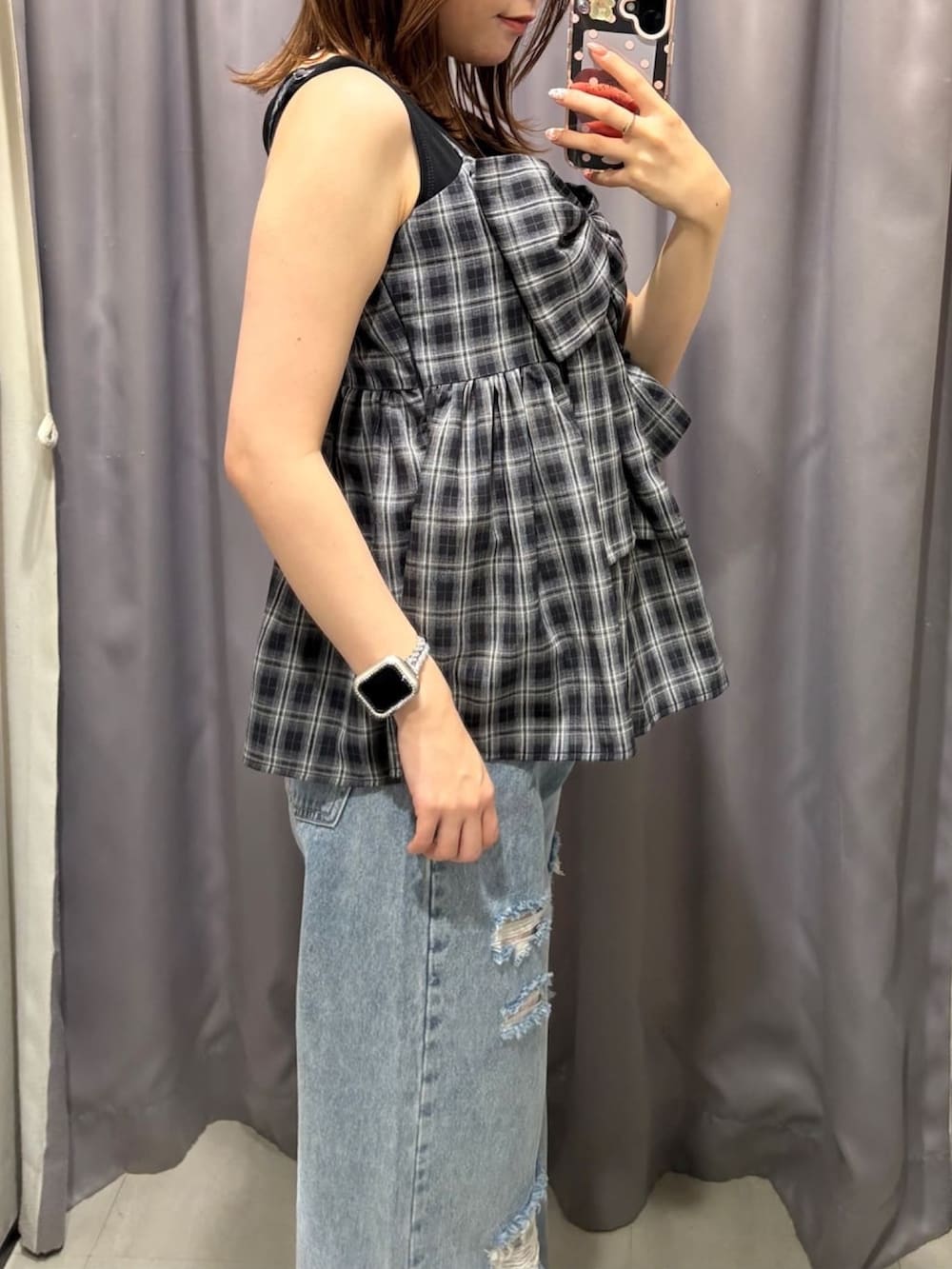 ブルー系のシャツ/ブラウス、ブラック系のタンクトップ、ブルー系のデニムパンツを着用したレディースの夏コーディネートの2枚目の写真