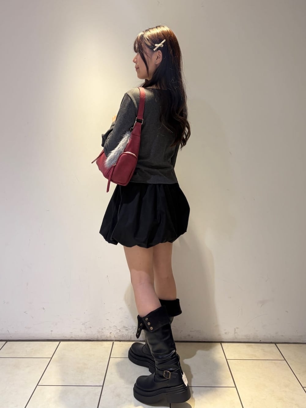 グレー系のTシャツ/カットソー、レッド系のショルダーバッグ、ブラック系のスカートを着用したレディースの秋コーディネートの2枚目の写真
