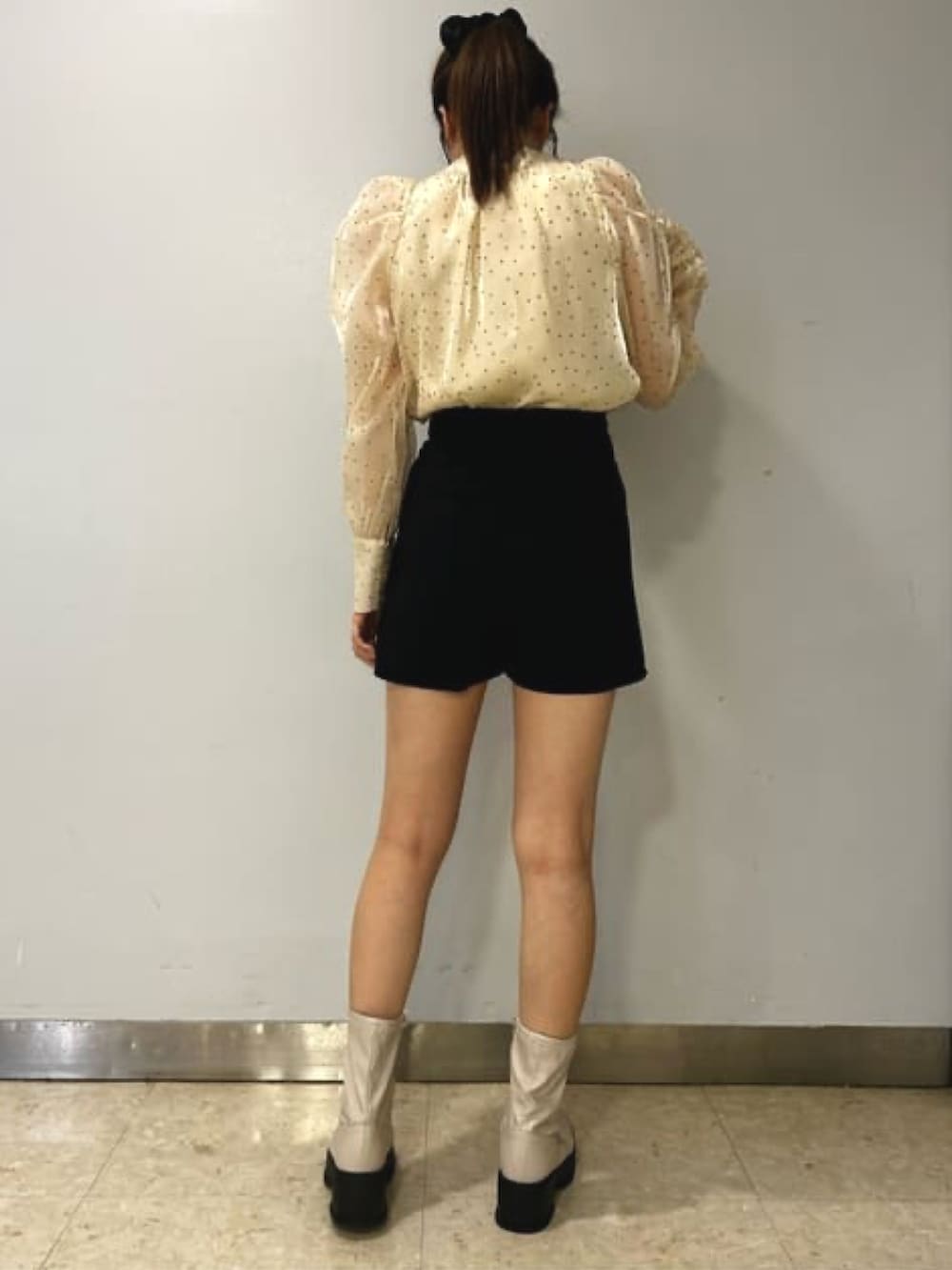 ホワイト系のシャツ/ブラウス、ブラック系のその他パンツ、ホワイト系のハンドバッグを着用したレディースの冬コーディネートの2枚目の写真