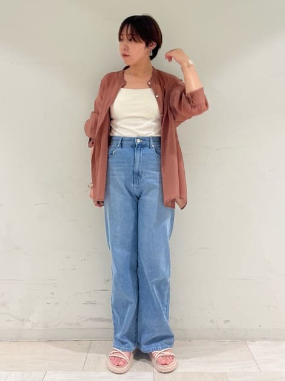 ブラウン系のシャツ/ブラウス、ブルー系のデニムパンツ、ホワイト系のサンダルを着用したレディースの夏コーディネートの2枚目の写真