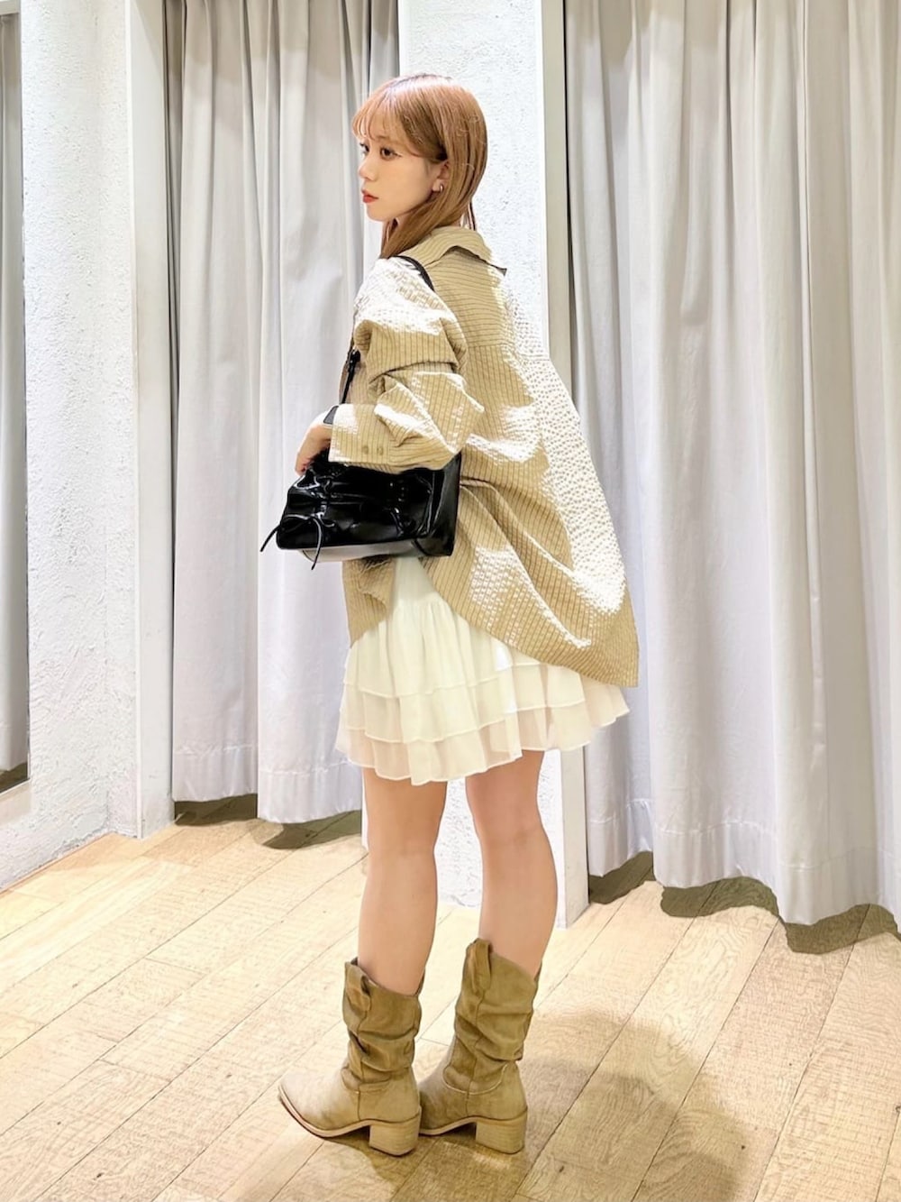 「アルシーヴ(archives)、アルシーヴ、archives、ミニワンピ、シャツスタイル、シャツ、春めき満開コーデ、春服みてみて、春服コーデ、ワンピーススタイル、淡色コーデ、チョーカー、ブーツ」｜「archivesの’ウエストタック２ｗａｙシャツ’（シャツ/ブラウス、ベージュ系）」を使った、archivesさん（骨格ナチュラル・レディース・157cm）の春コーディネートの2枚目の写真