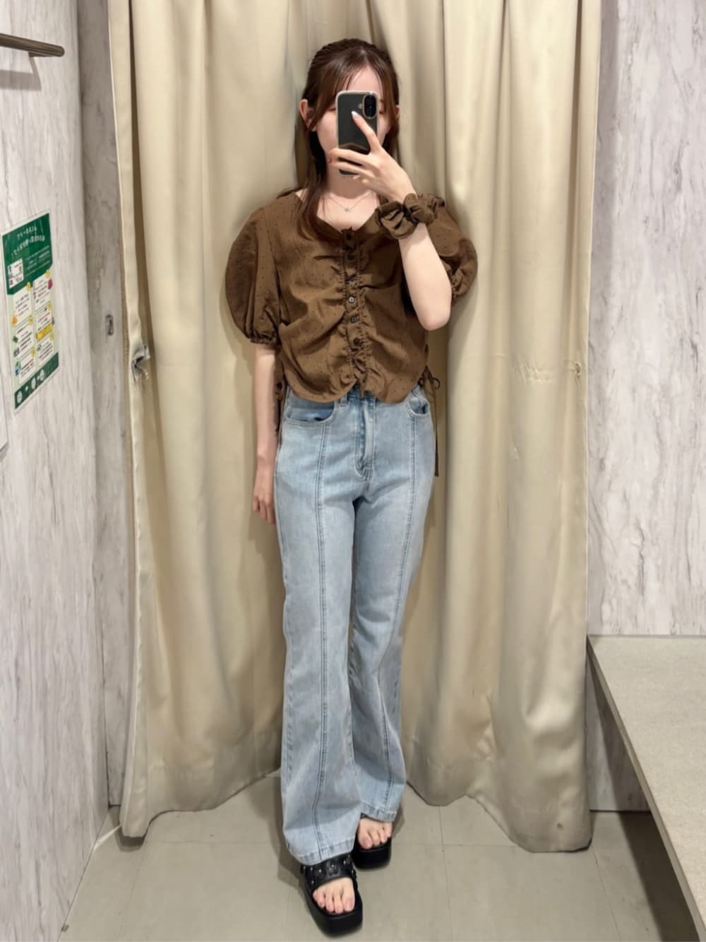 ブルー系のデニムパンツ、イエロー系のサンダル、ブラウン系のシャツ/ブラウスを着用したレディースの夏コーディネートの3枚目の写真
