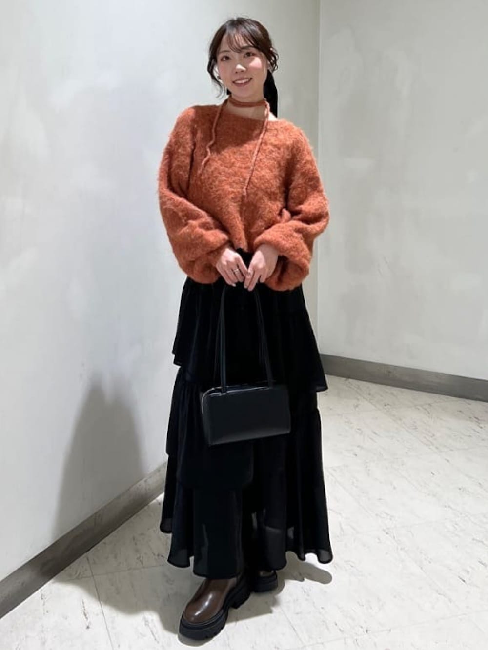 「最近のいい感じコーデ、クリスマスに着たい服、お出かけコーデ、大人カジュアル、ムートンコート、ティアードスカート、大人コーデ、ニット、クリスマスコーデ、ムートンジャケット、ブラウン、アルシーヴ(archives)、archivesスカート」｜「archivesのムートンライダースジャケット（ムートンコート、ブラウン系）」を使った、archivesさん（レディース・156cm）の冬コーディネートの2枚目の写真